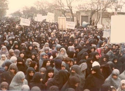 بخش مهمی از پیروزی انقلاب مرهون حضور آگاهانه زنان است