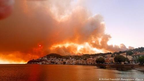 اعزام صدها آتش نشان از اروپا برای اطفاء حریق جنگلی فرانسه
